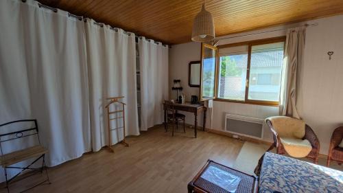 Varces-Allieres-et-Risset Maison | Chez Claire - Immense chambre, salle de bain indépendante réservée aux voyageurs, quartier calme, parking gratuit dans cour fermée