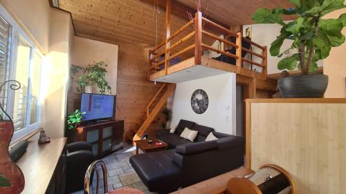 Martigny Appartement | Chez Pewee, beau duplex en ville, parc privé