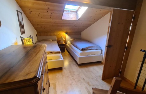 Martigny Appartement | Chez Pewee, beau duplex en ville, parc privé