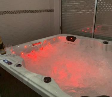 Altviller Appartement | Chez SOPHIE, logement avec jacuzzi et salle cinéma