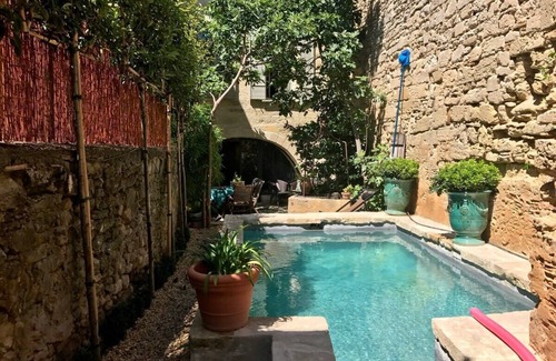 Uzes Maison | Appartement avec piscine au cœur d’Uzès, à quelques pas de la Place aux Herbes, 16e siècle