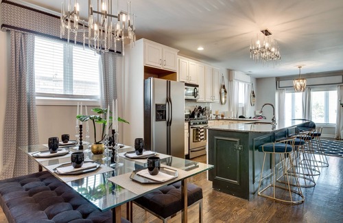 Tri-Taylor Appartement | Chi-Town Chill - Get Anywhere in the City from This Perfectly Located Duplex by AllSet Turnover