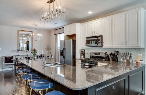 Tri-Taylor Appartement | Chi-Town Chill - Get Anywhere in the City from This Perfectly Located Duplex by AllSet Turnover