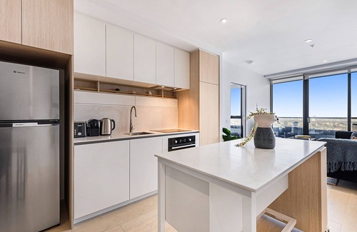 Moonee Ponds Appartement | Chic 1-Bed with City Views, Parking, Gym & Pool