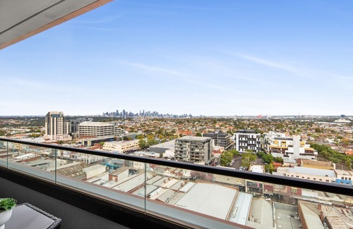 Moonee Ponds Appartement | Chic 1-Bed with City Views, Parking, Gym & Pool