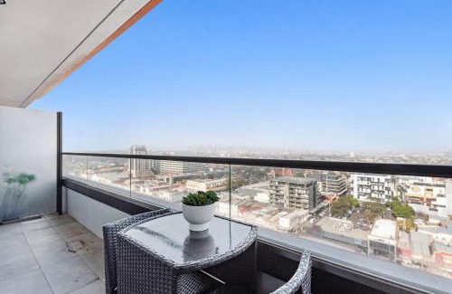 Moonee Ponds Appartement | Chic 1-Bed with City Views Parking Gym & Pool
