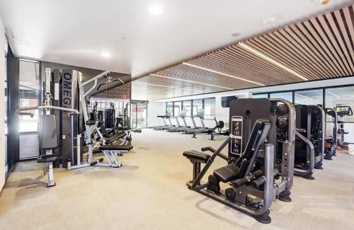 Moonee Ponds Appartement | Chic 1-Bed with City Views Parking Gym & Pool