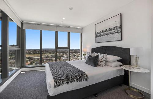 Moonee Ponds Appartement | Chic 1-Bed with Parking, Gym, Pool & City Views