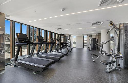 Moonee Ponds Appartement | Chic 1-Bed with Parking, Gym, Pool & City Views