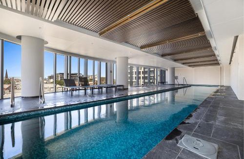 Moonee Ponds Appartement | Chic 1-Bed with Parking, Gym, Pool & City Views