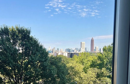 Home Park Appartement | Chic 1-bedroom apartment City-View Luxe Stay 7 Mins to Mercedes-Benz