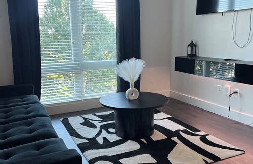 Home Park Appartement | Chic 1-bedroom apartment City-View Luxe Stay 7 Mins to Mercedes-Benz