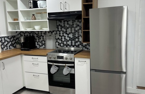 Lynn Appartement | Chic 1-bedroom apartment in cool Lynn with AC, WiFi, Full Bath and Full Kitchen