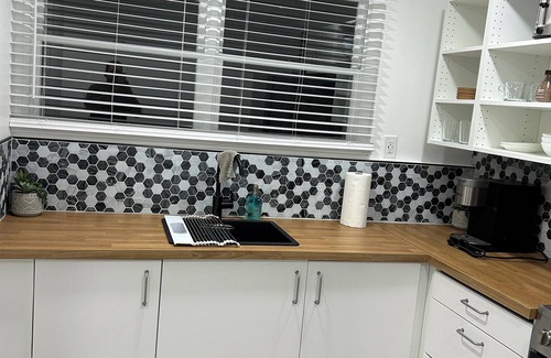 Lynn Appartement | Chic 1-bedroom apartment in cool Lynn with AC, WiFi, Full Bath and Full Kitchen