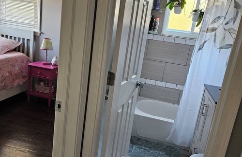 East Side Maison | Chic 1-bedroom bungalow in fantastic Chicago with WiFi, AC