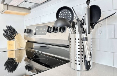 Poplar Appartement | Chic 1BR Old City Apt with King Bed, City View, and Gym