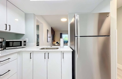 Lauderdale Harbours Copropriété | Chic 1BR: Pool Access & Modern Enhancements
