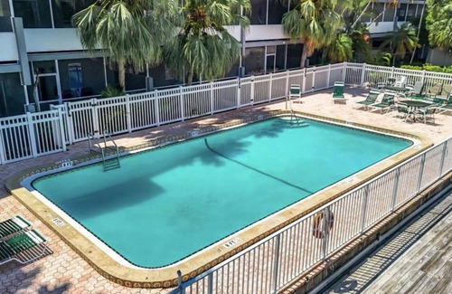 Lauderdale Harbours Copropriété | Chic 1BR: Pool Access & Modern Enhancements