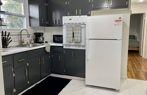 West Hempstead Appartement | Chic 2-Bed Apt Free Wi-Fi/King Bed/ Parking & Mid-Century Charm