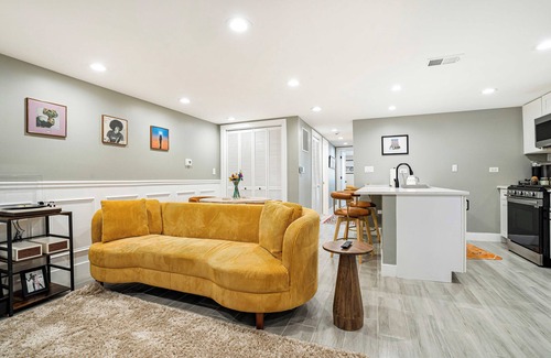 Tri-Taylor Appartement | Chic 2-Bedroom/1 Bath Apartment in Fully Renovated Rowhouse