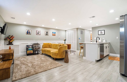 Tri-Taylor Appartement | Chic 2-Bedroom/1 Bath Apartment in Fully Renovated Rowhouse