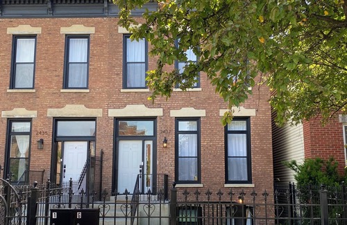 Tri-Taylor Appartement | Chic 2-Bedroom/1 Bath Apartment in Fully Renovated Rowhouse