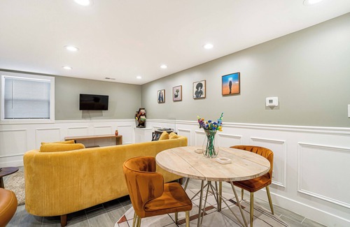Tri-Taylor Appartement | Chic 2-Bedroom/1 Bath Apartment in Fully Renovated Rowhouse