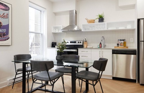 Plateau Mont Royal Appartement | Chic 2 Bedroom apartment in Le Plateau by Denstays