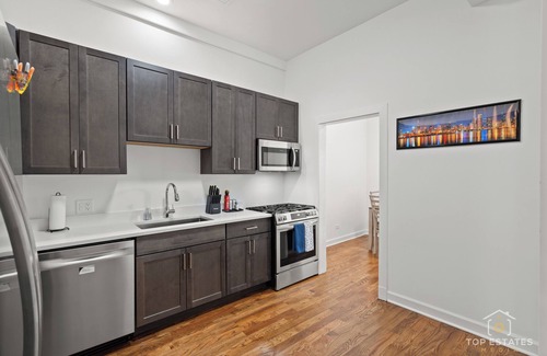 Douglas Appartement | Chic 2-bedroom apartment in beautiful Chicago. 30+ Day Stays Only