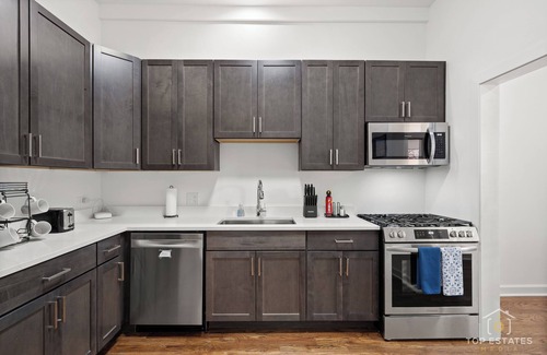 Douglas Appartement | Chic 2-bedroom apartment in beautiful Chicago. 30+ Day Stays Only