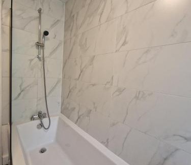 Tredegar Maison | Chic 2 Bedroom Close to Town with Free Parking