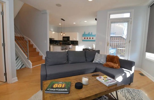 South Loop Maison | Chic 2-Bedroom Townhouse with Rooftop, Free Parking, in Downtown Chicago!