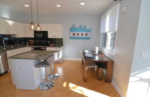 South Loop Maison | Chic 2-Bedroom Townhouse with Rooftop, Free Parking, in Downtown Chicago!