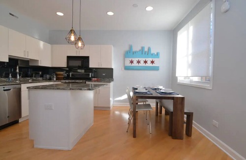 South Loop Maison | Chic 2-Bedroom Townhouse with Rooftop, Free Parking, in Downtown Chicago!
