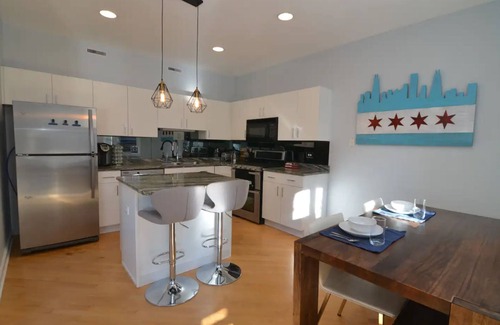 South Loop Maison | Chic 2-Bedroom Townhouse with Rooftop, Free Parking, in Downtown Chicago!