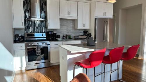 Near West Side Appartement | Chic 2 BR 1 Parking Sleeps 6