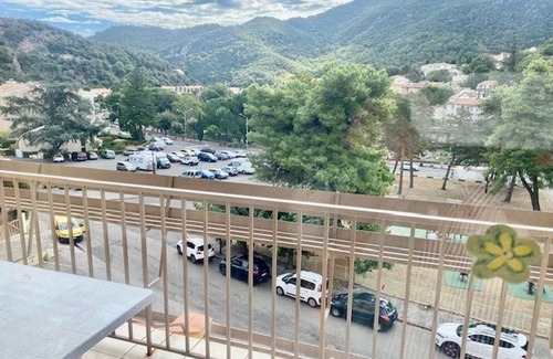 Amelie-les-Bains-Palalda Appartement | Charmant F2 avec Garage, Terrasse et Véranda, à 500m du Centre et 600m des Cures à Amélie-les-Bains