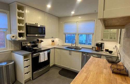 Radnor - Fort Myer Heights Maison | Chic 2BDRM - 5 min walk to Metro!