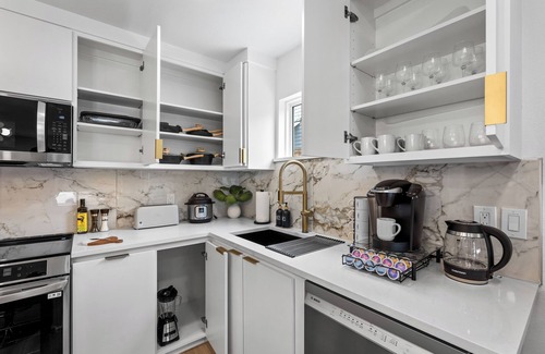 Oak Cliff Appartement | Chic 2BR flat w/fireplace & gated parking