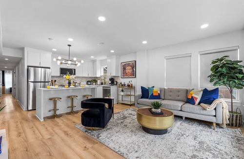 Oak Cliff Appartement | Chic 2BR flat w/fireplace & gated parking