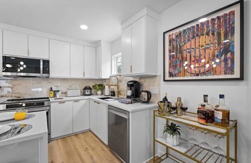 Oak Cliff Appartement | Chic 2BR flat w/fireplace & gated parking