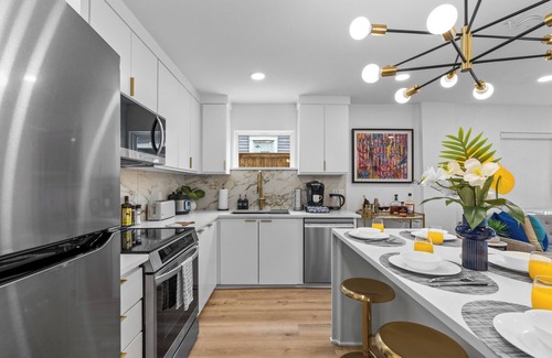 Oak Cliff Appartement | Chic 2BR flat w/fireplace & gated parking