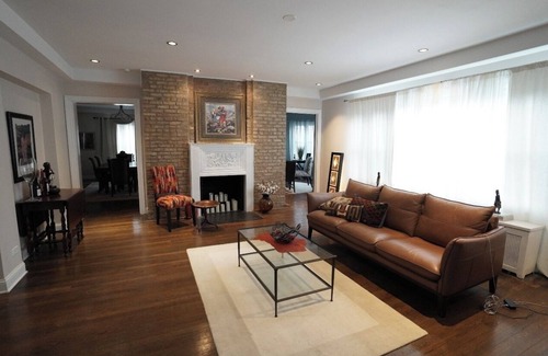 South Shore Maison | Chic 3-bedroom building with fitness room and AC in wonderful Chicago