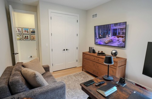 Lakeview Copropriété | Chic 3-Bedroom Condo in Lakeview Central. Private Rooftop, City & Ballpark Views