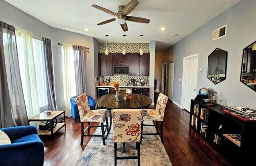 South Shore Appartement | Chic 3-bedroom corporate apartment with WiFi, AC in lovely Chicago.