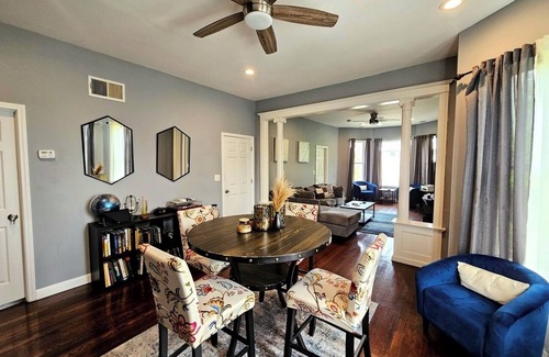 South Shore Appartement | Chic 3-bedroom corporate apartment with WiFi, AC in lovely Chicago.