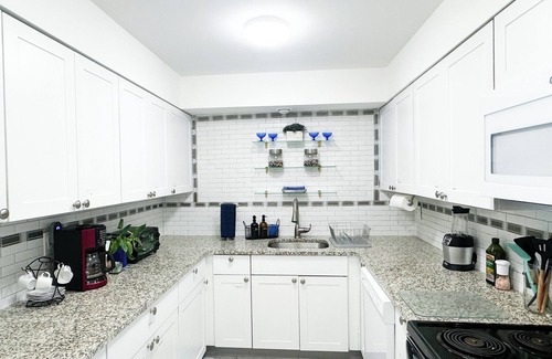 Central Oakland Park Maison | Chic 3BR Queen’s Oasis @ Blue Lizard- Adults ONLY