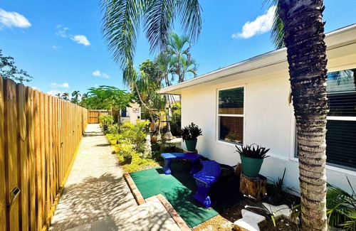 Central Oakland Park Maison | Chic 3BR Queen’s Oasis @ Blue Lizard- Adults ONLY