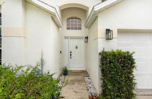 Sunrise Lakes Maison | Chic 3BR Retreat w Pool Near Disney Magic