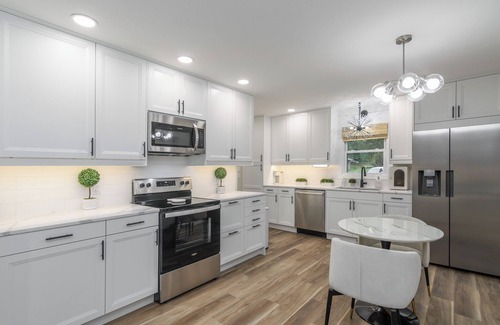 Jefferson City Maison | Chic 4-BDR 3 BA Home in Safe, Desired Neighborhood 5 Min from State Capitol.